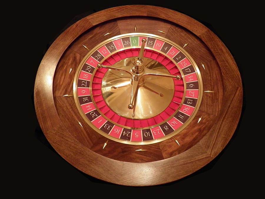 Meja roulette di kasino, salah satu permainan live casino paling populer