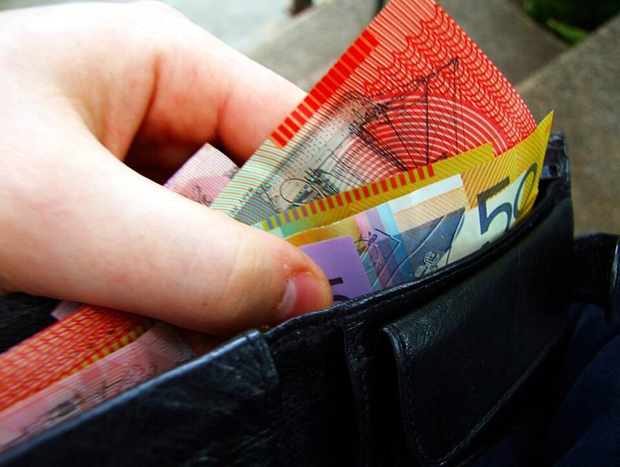 Dompet berisi uang sebagai ilustrasi bonus deposit harian Shopeeslot